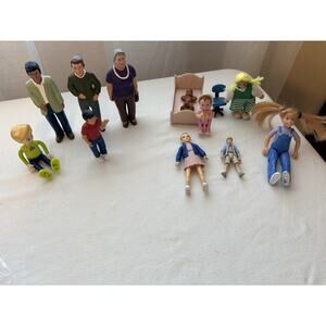 VTG Assorted 12 Dollhouse Figures Furniture Mother Father Baby Sister People Bed